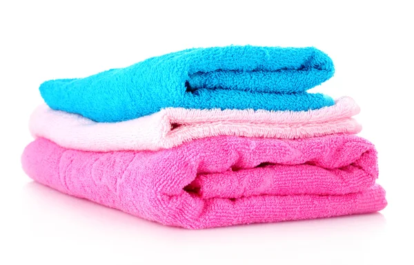 Gestapelde kleurrijke handdoeken op een witte achtergrond — Stockfoto
