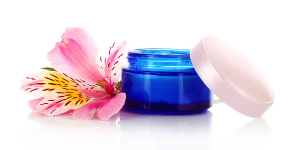 Cosmetische crème en lily geïsoleerd op witte achtergrond — Stockfoto