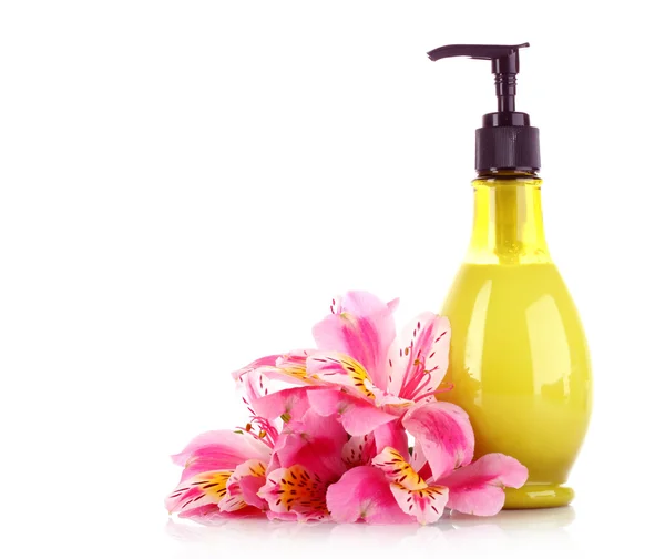 Cosmetische crème en lily geïsoleerd op witte achtergrond — Stockfoto