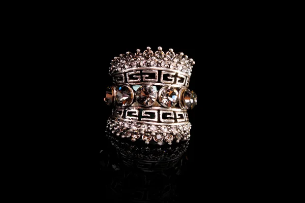 Δαχτυλίδι κοσμήματα σε μαύρο φόντο — Φωτογραφία Αρχείου