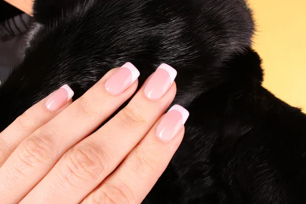 ミンクの美しい爪を持つ女性の手の毛皮の背景 — ストック写真