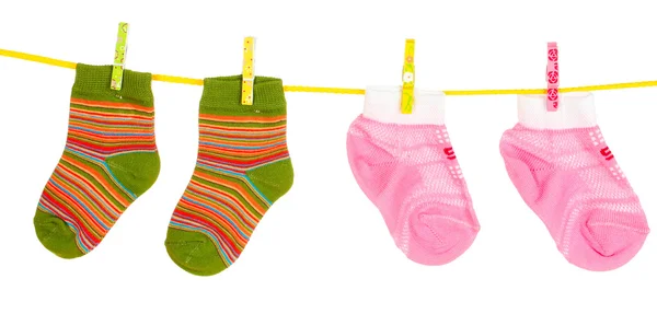 Dětské světlé ponožky na lince izolovaných na bílém — Stock fotografie