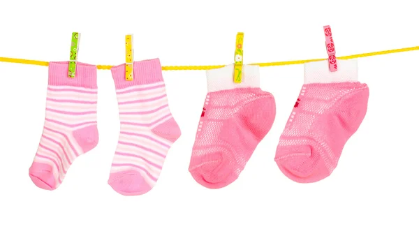 Calcetines de bebé de color rosa en cuerda aislada en blanco —  Fotos de Stock