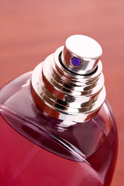 Frasco de perfume sobre fondo rojo — Foto de Stock