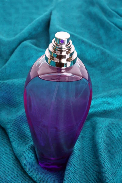 蓝色背景的香水瓶 — 图库照片