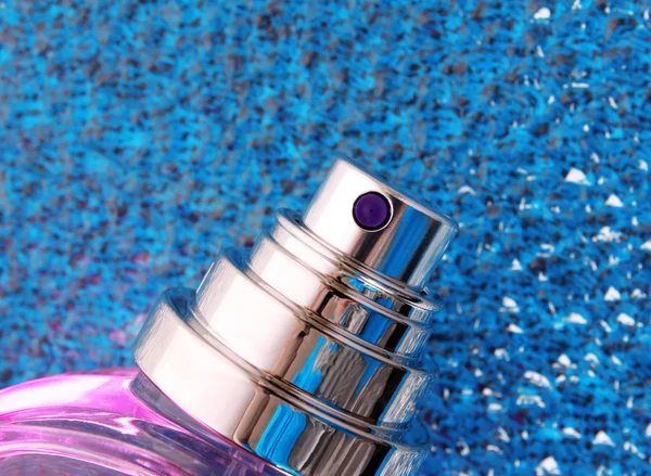 Parfümflasche auf blauem Hintergrund — Stockfoto