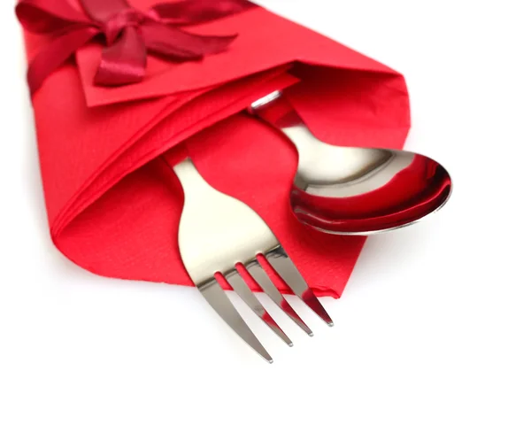 Tenedor y cuchara en tela roja, aislado en blanco — Foto de Stock