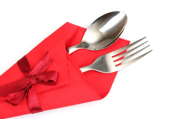 Garpu dan sendok dalam kain merah, terisolasi di atas putih — Stok Foto