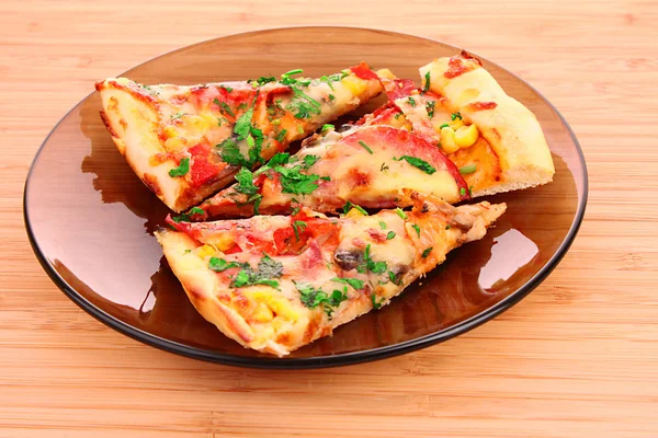 God italiensk pizza på bordet — Stockfoto