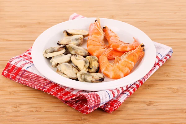 Cooked shelled tiger shrimp and mussels on the table — Stock Photo, Image