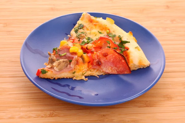 Saborosa pizza italiana na mesa — Fotografia de Stock