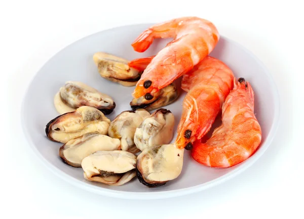 Close up of fresh boiled mussels and shrimps isolated on white b — Stock Photo, Image
