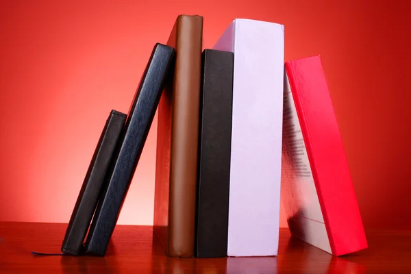 Hromada barevných knih na stole — Stock fotografie