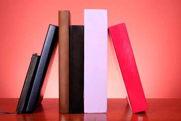 Pila de libros de colores sobre la mesa — Foto de Stock