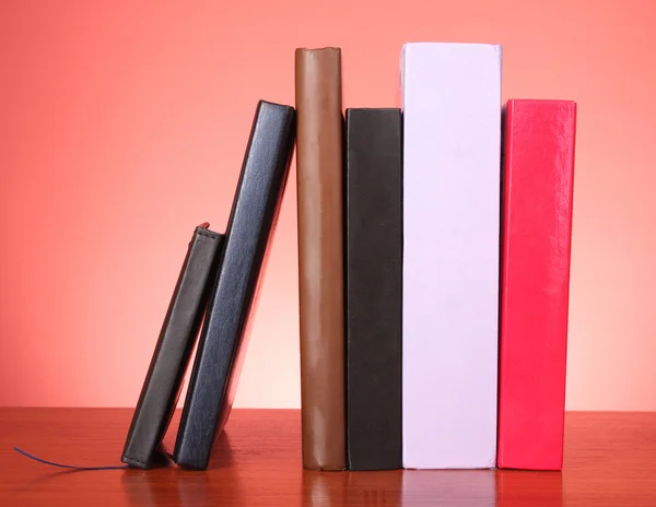 Stapel kleurrijke boeken op de tafel — Stockfoto