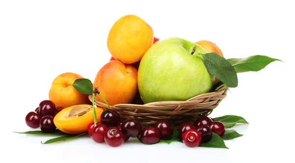 Νόστιμα καλοκαιρινά φρούτα απομονωμένα σε λευκό — Φωτογραφία Αρχείου
