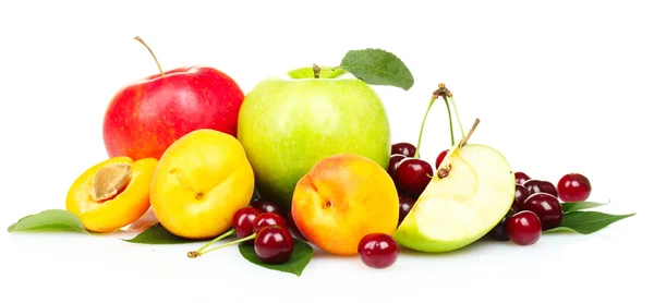Chutné letní plody izolované na bílém — Stock fotografie