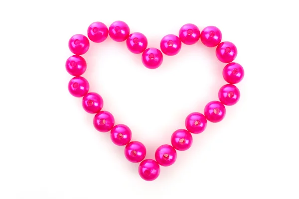 Hjärtat från rosa pärlor isolerade på vit bakgrund — Stockfoto