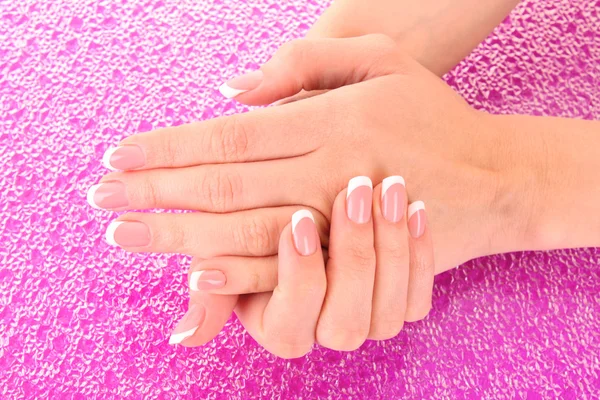 아름 다운 여 자가 손을 프랑스 매니큐어 핑크 바탕에 — 스톡 사진