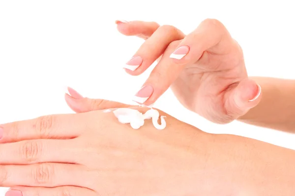 Primo piano di belle mani femminili applicando crema per le mani isolato o — Foto Stock