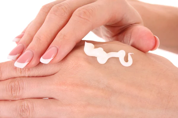 Closeup της όμορφα γυναικεία χέρια εφαρμογή απομονωμένες o κρέμα χεριών — Φωτογραφία Αρχείου