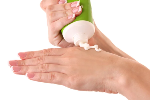 Primer plano de hermosas manos femeninas aplicando crema de manos aisladas o —  Fotos de Stock