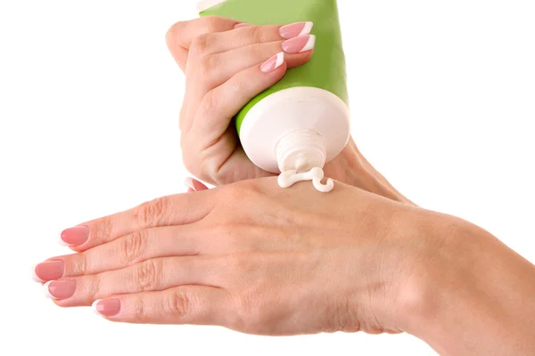 Closeup της όμορφα γυναικεία χέρια εφαρμογή απομονωμένες o κρέμα χεριών — Φωτογραφία Αρχείου