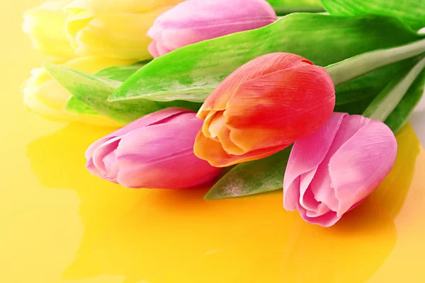 Muchos tulipanes coloridos en el fondo de color — Foto de Stock