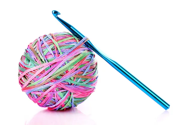Crochê gancho e bola de lã isolado no branco — Fotografia de Stock