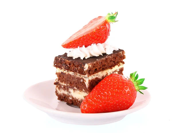 Pastel de chocolate con crema y fresa en blanco —  Fotos de Stock