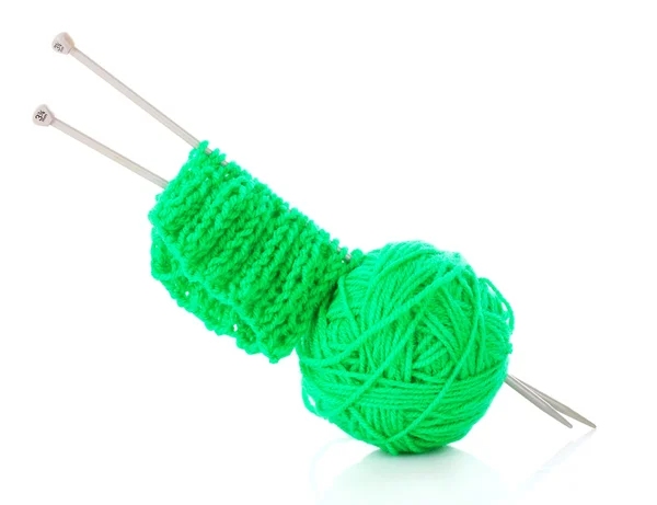 編む針と白で隔離される羊毛ボール — ストック写真