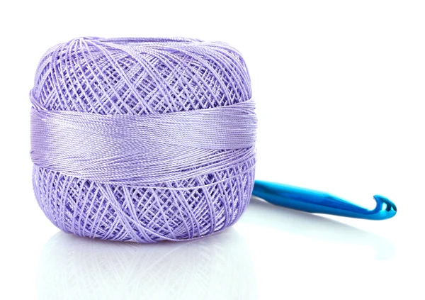 Crochê gancho e bola de lã isolado no branco — Fotografia de Stock