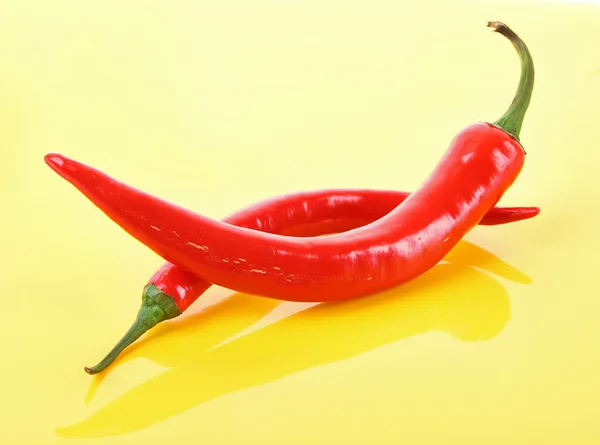 Rode paprika's op een gele achtergrond — Stockfoto