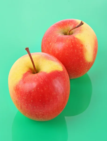 Сочное красное яблоко на зеленом — стоковое фото