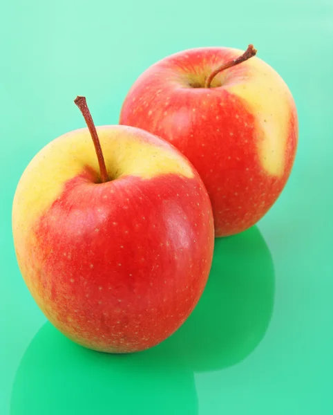 Соковите червоне яблуко на зеленому — стокове фото