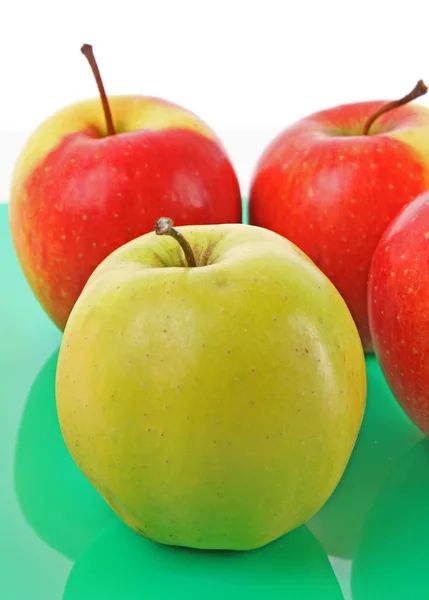 Соковите червоне яблуко на зеленому — стокове фото