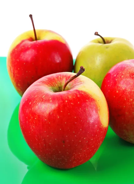 Saftigt rött äpple på gröna — Stockfoto