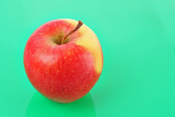 Saftiger roter Apfel auf grünem — Stockfoto