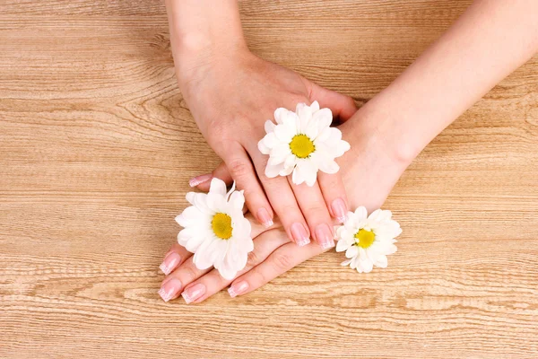 Mooie vrouw handen en bloem — Stockfoto
