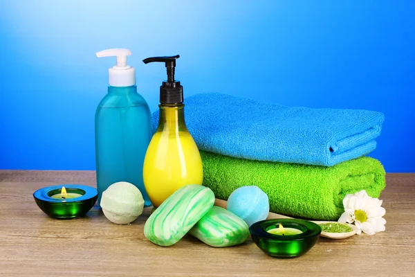 Sól do kąpieli, mydło i ręcznik na niebieskim tle — Zdjęcie stockowe