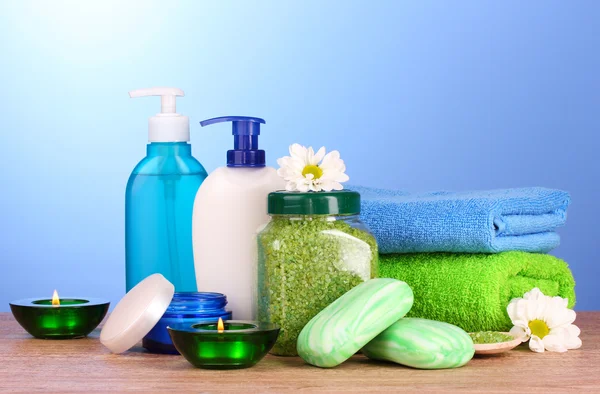 Handdoeken, zeezout, zeep en kaarsen — Stockfoto