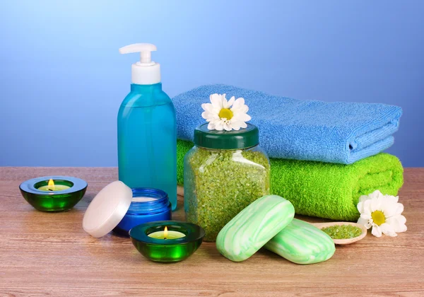 Ręczniki, sól morska, mydła i świec — Zdjęcie stockowe