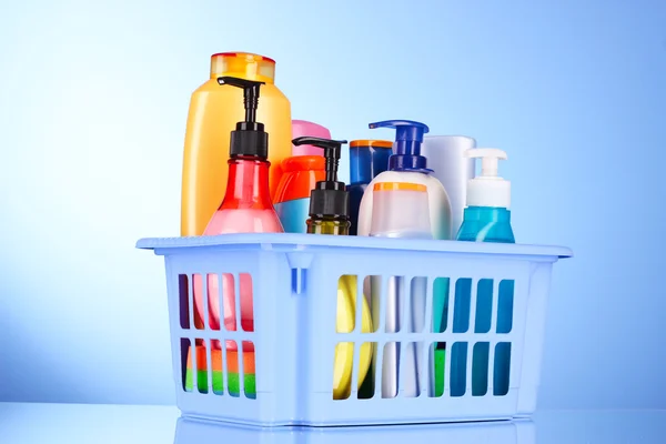 Botellas de productos de belleza y baño en caja azul — Foto de Stock