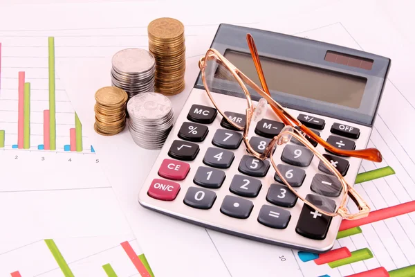 Gráfico de negocios que muestra el éxito financiero, gafas y calculadora —  Fotos de Stock