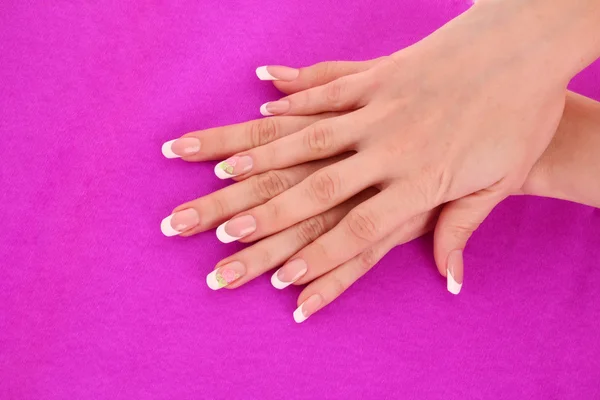아름 다운 여 자가 손을 프랑스 매니큐어 핑크 바탕에 — 스톡 사진
