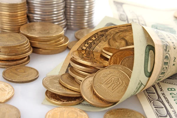Chifre de denominações de dólar com moedas — Fotografia de Stock