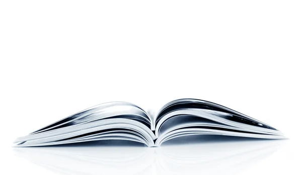 흰색 배경에 고립 된 오픈 잡지의 더미 — 스톡 사진