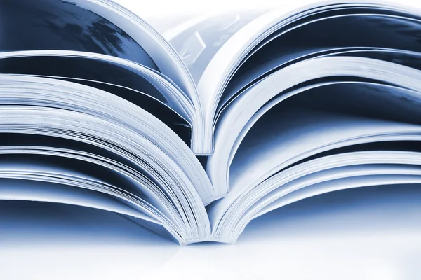 Pilha de revistas abertas isoladas em fundo branco — Fotografia de Stock