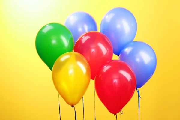 Flygande ballonger på gul bakgrund — 图库照片