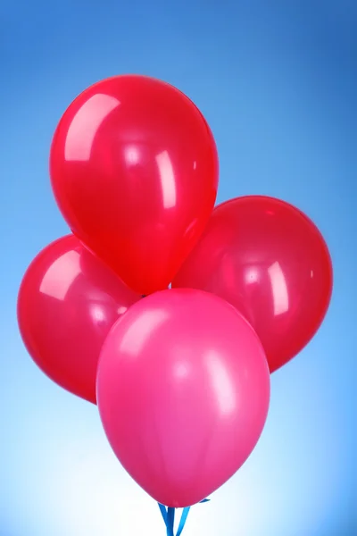 Palloncini rosa volanti su sfondo blu — Foto Stock